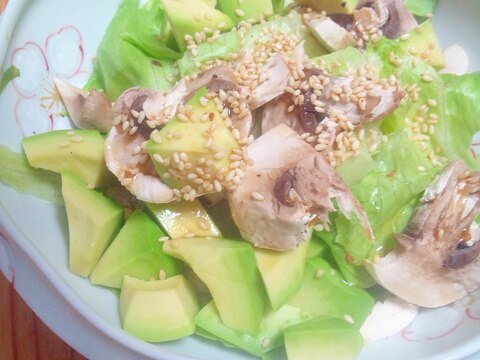 アボカドとマッシュルームのサラダ